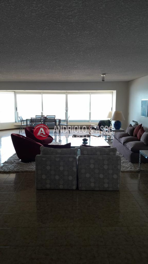 Apartamento en edificio de categoría  - AND8696A