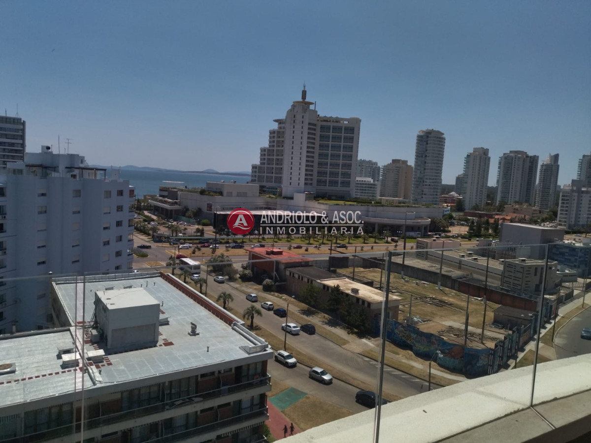 Apartamento ID.7582 - ALQUILER DE HERMOSO APARTAMENTO 3 DORMITORIOS EN SUITE CON VISTA A PLAYA MANSA