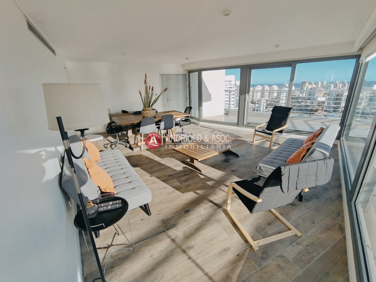 Apartamento ID.8087 - VENTA DE HERMOSO PENTHOUSE DE 2 DORMITORIOS CON BAÑOS EN SUITE, HERMOSA VISTA MANSA Y BRAVA..