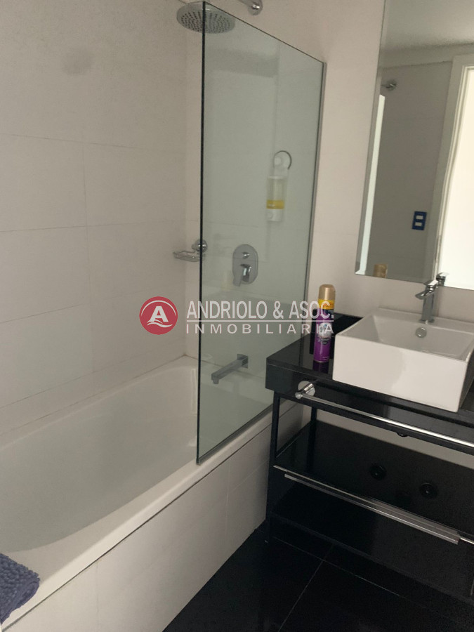 Apartamento ID.7582 - ALQUILER DE HERMOSO APARTAMENTO 3 DORMITORIOS EN SUITE CON VISTA A PLAYA MANSA