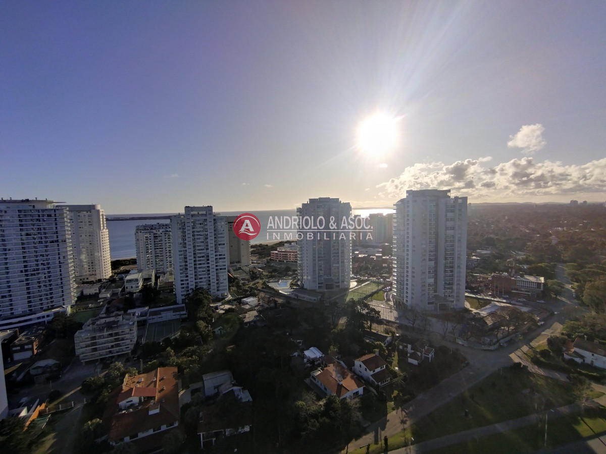 Apartamento ID.8087 - VENTA DE HERMOSO PENTHOUSE DE 2 DORMITORIOS CON BAÑOS EN SUITE, HERMOSA VISTA MANSA Y BRAVA..