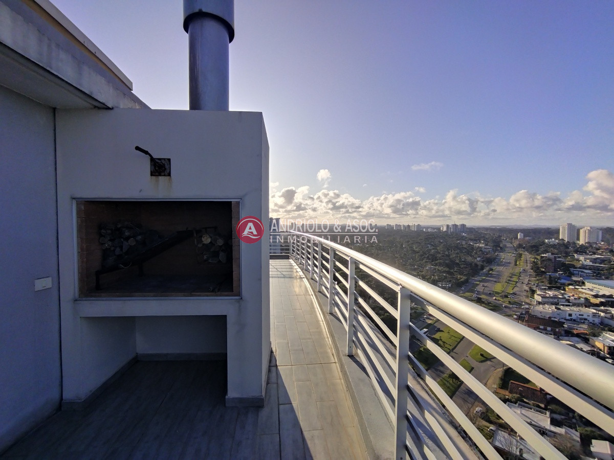 Apartamento ID.8087 - VENTA DE HERMOSO PENTHOUSE DE 2 DORMITORIOS CON BAÑOS EN SUITE, HERMOSA VISTA MANSA Y BRAVA..