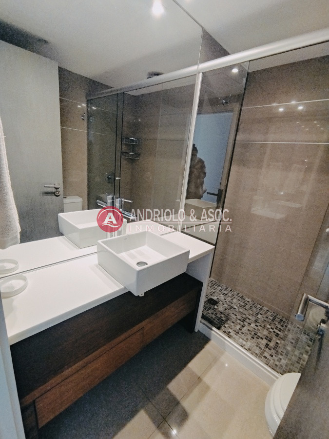 Apartamento ID.8087 - VENTA DE HERMOSO PENTHOUSE DE 2 DORMITORIOS CON BAÑOS EN SUITE, HERMOSA VISTA MANSA Y BRAVA..