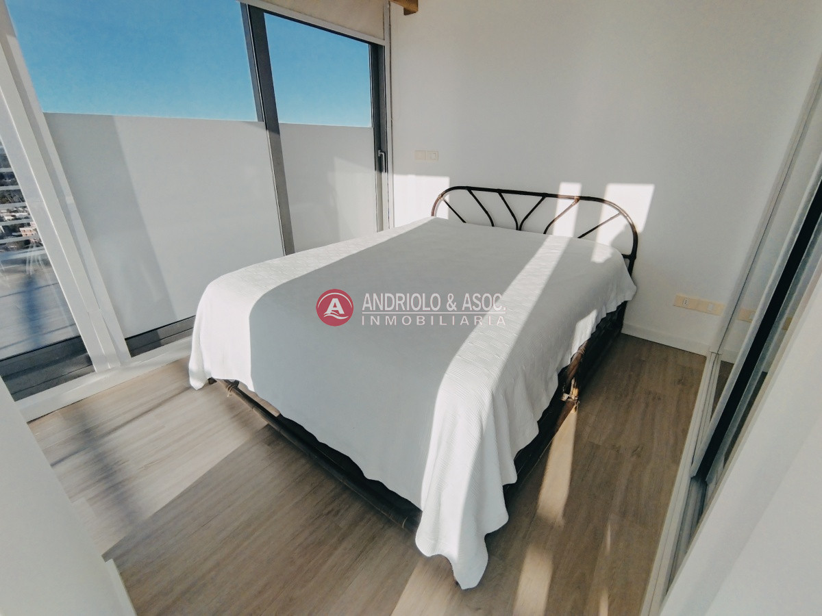 Apartamento ID.8087 - VENTA DE HERMOSO PENTHOUSE DE 2 DORMITORIOS CON BAÑOS EN SUITE, HERMOSA VISTA MANSA Y BRAVA..