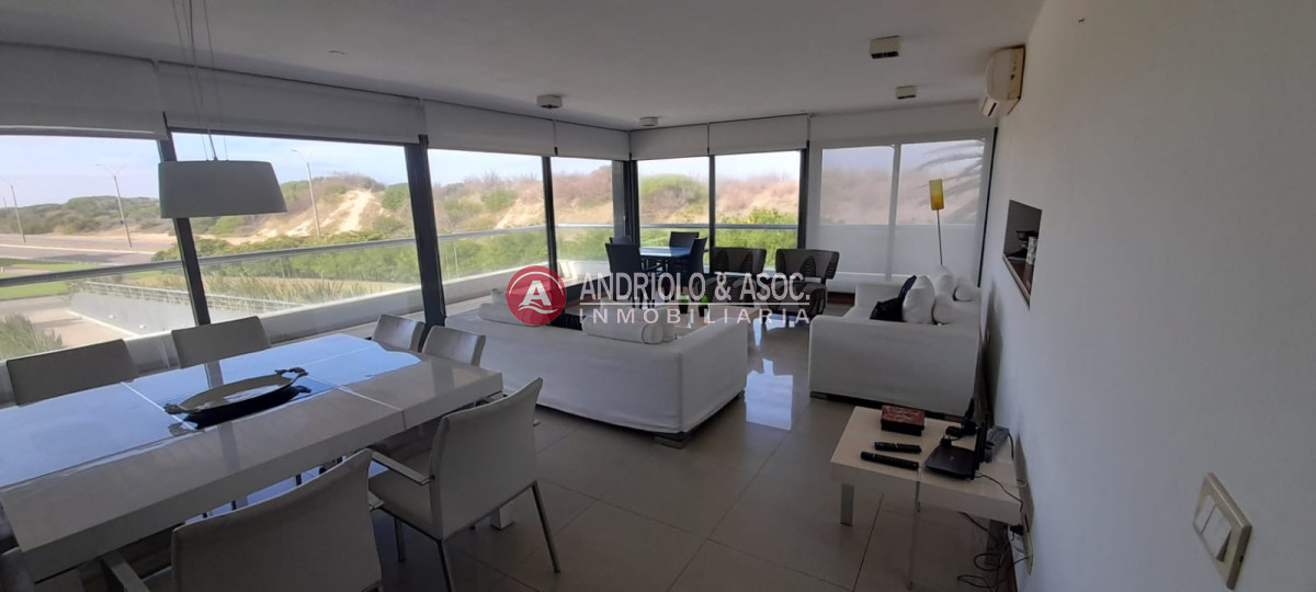 Apartamento ID.8047 - Venta de apartamento de 3 dormitorios en suite en primera linea brava