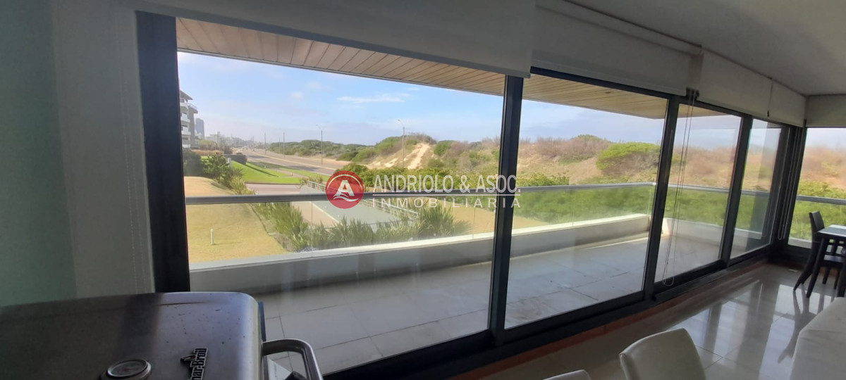 Apartamento ID.8047 - Venta de apartamento de 3 dormitorios en suite en primera linea brava