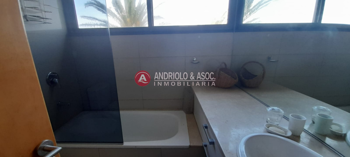 Apartamento ID.8047 - Venta de apartamento de 3 dormitorios en suite en primera linea brava