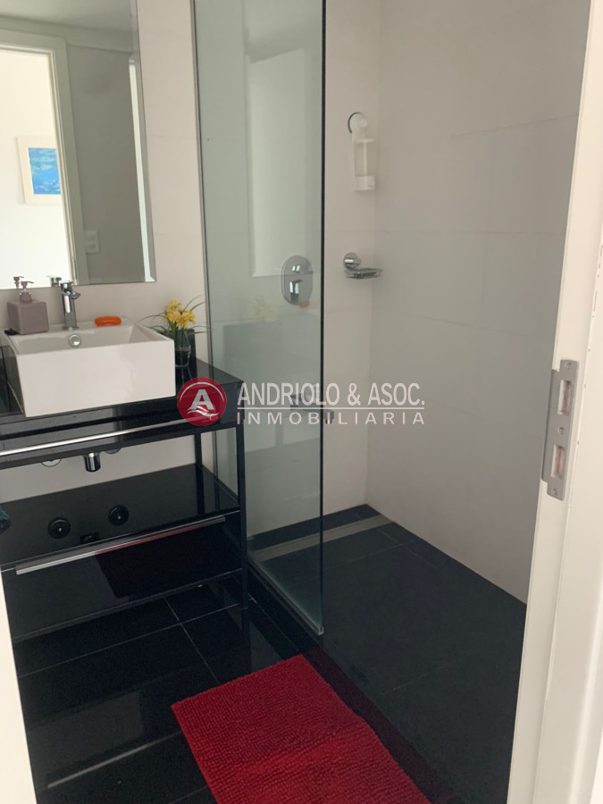 Apartamento ID.7582 - ALQUILER DE HERMOSO APARTAMENTO 3 DORMITORIOS EN SUITE CON VISTA A PLAYA MANSA