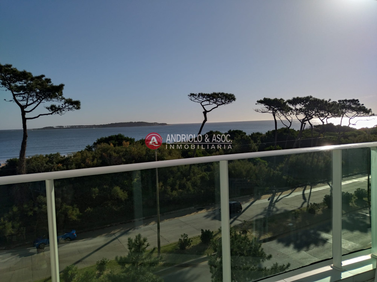 Apartamento ID.7754 - VENTA DE HERMOSO APARTAMENTO, 3 DORMITORIOS EN SUITE,  FRENTE A PLAYA MANSA.