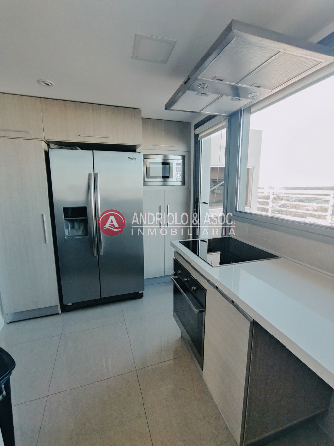 Apartamento ID.8087 - VENTA DE HERMOSO PENTHOUSE DE 2 DORMITORIOS CON BAÑOS EN SUITE, HERMOSA VISTA MANSA Y BRAVA..