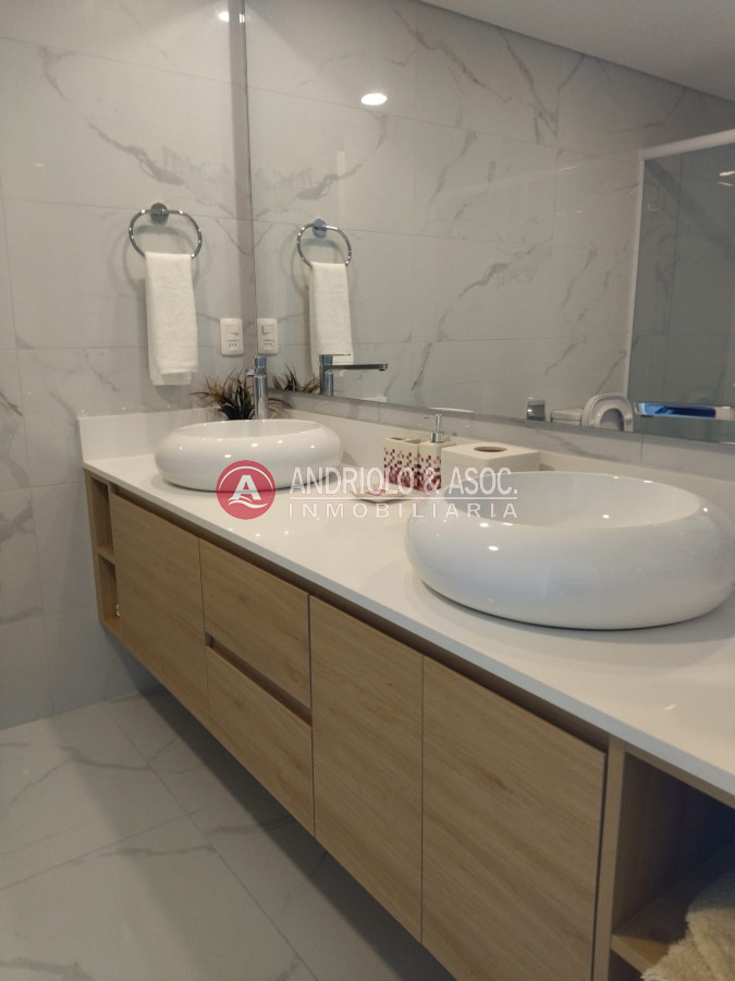 Apartamento ID.7754 - VENTA DE HERMOSO APARTAMENTO, 3 DORMITORIOS EN SUITE,  FRENTE A PLAYA MANSA.