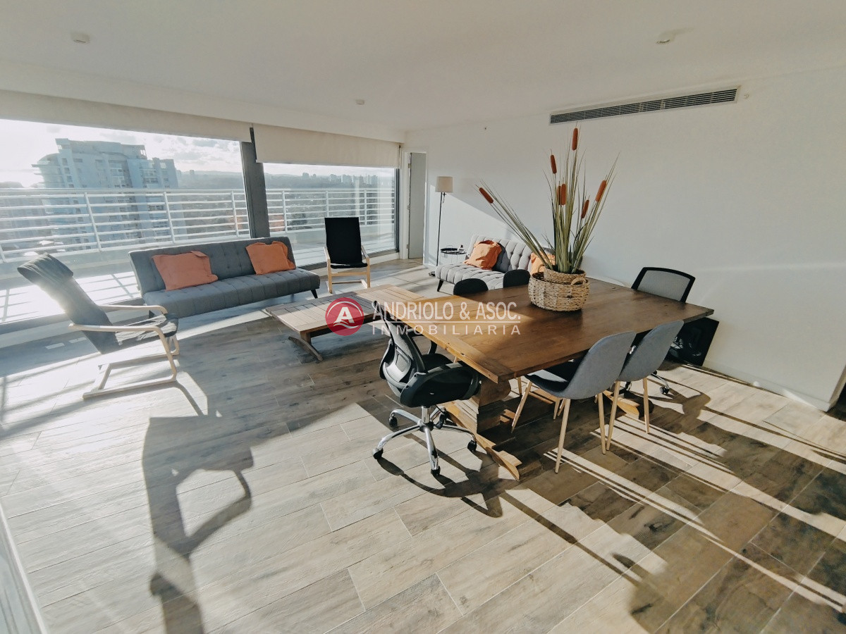 Apartamento ID.8087 - VENTA DE HERMOSO PENTHOUSE DE 2 DORMITORIOS CON BAÑOS EN SUITE, HERMOSA VISTA MANSA Y BRAVA..