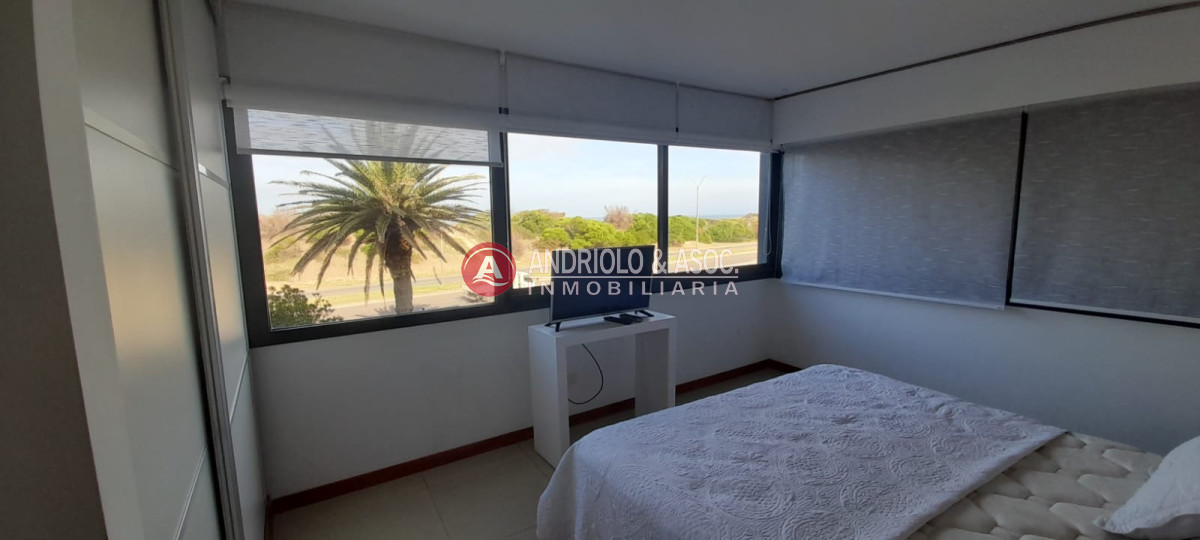 Apartamento ID.8047 - Venta de apartamento de 3 dormitorios en suite en primera linea brava