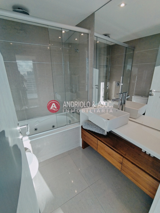 Apartamento ID.8087 - VENTA DE HERMOSO PENTHOUSE DE 2 DORMITORIOS CON BAÑOS EN SUITE, HERMOSA VISTA MANSA Y BRAVA..
