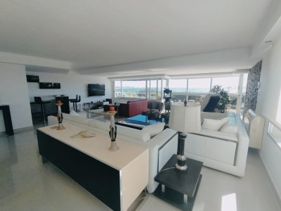 VENTA DE APARTAMENTO DE 3 DORMITORIOS Y DEPENDENCIA EN EDIFICIO TEQUENDAMA II PUNTA DEL ESTE 