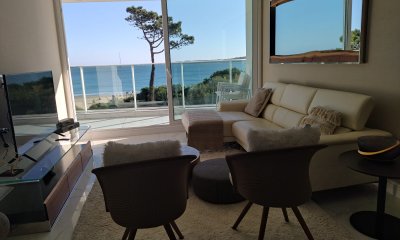 VENTA DE HERMOSO APARTAMENTO, 3 DORMITORIOS EN SUITE,  FRENTE A PLAYA MANSA.