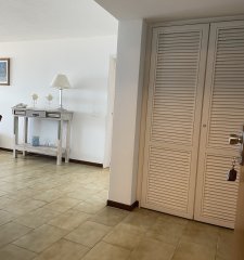 Amplio apartamento con hermosa vista al océano y península