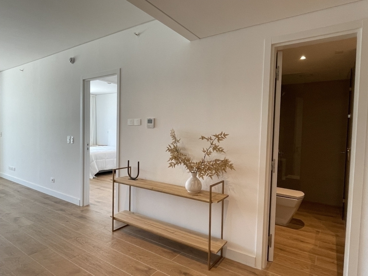Apartamento de amplio metraje en venta en torre Trump, Playa Brava 