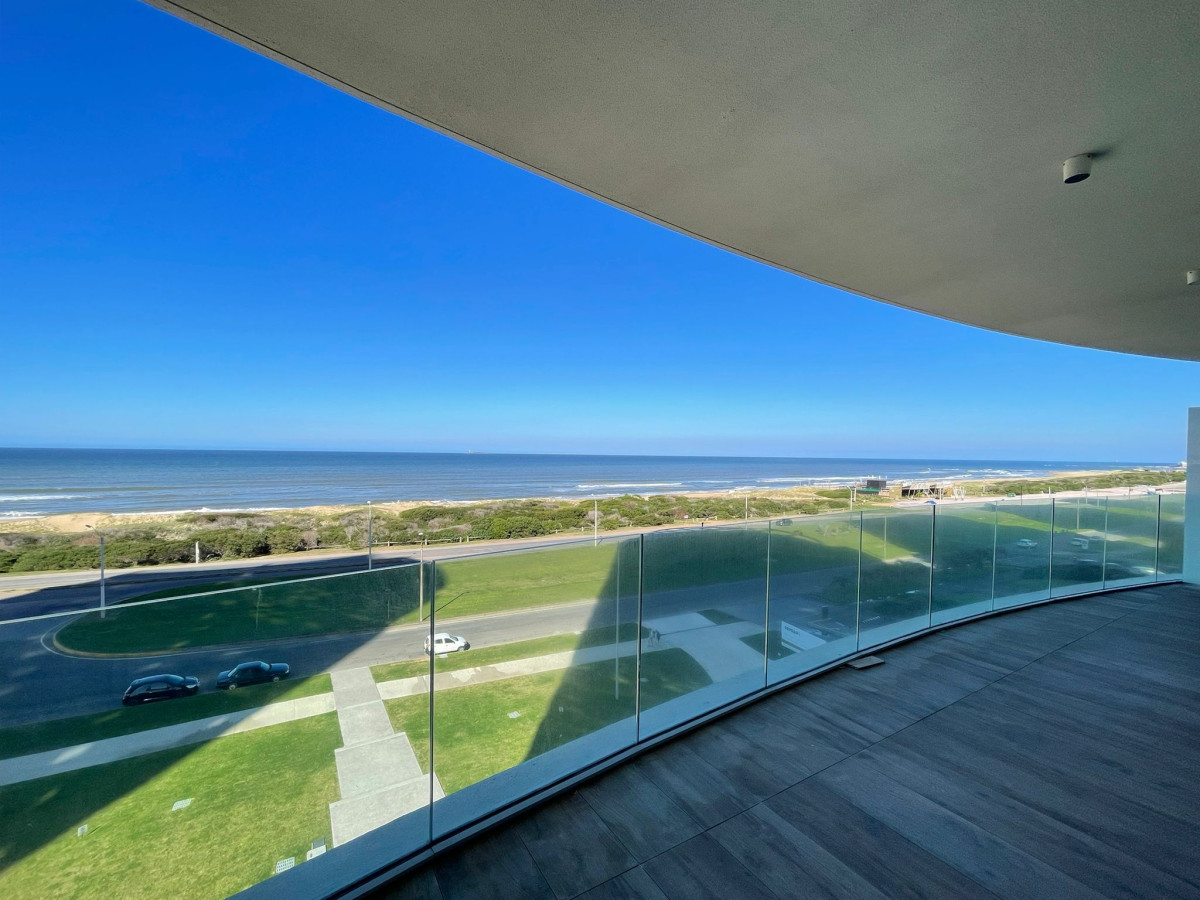 Apartamento en torre Trump, 1 Dormitorio y Medio, Alquiler Anual. Primera Línea Playa Brava