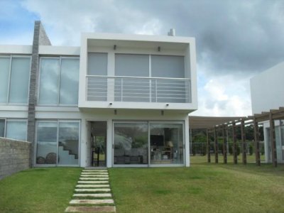 VENTA DE HERMOSA CASA 3 DORMITORIOS, 3 BAÑOS, 1 SUITE EN COMPLEJO SILENTE