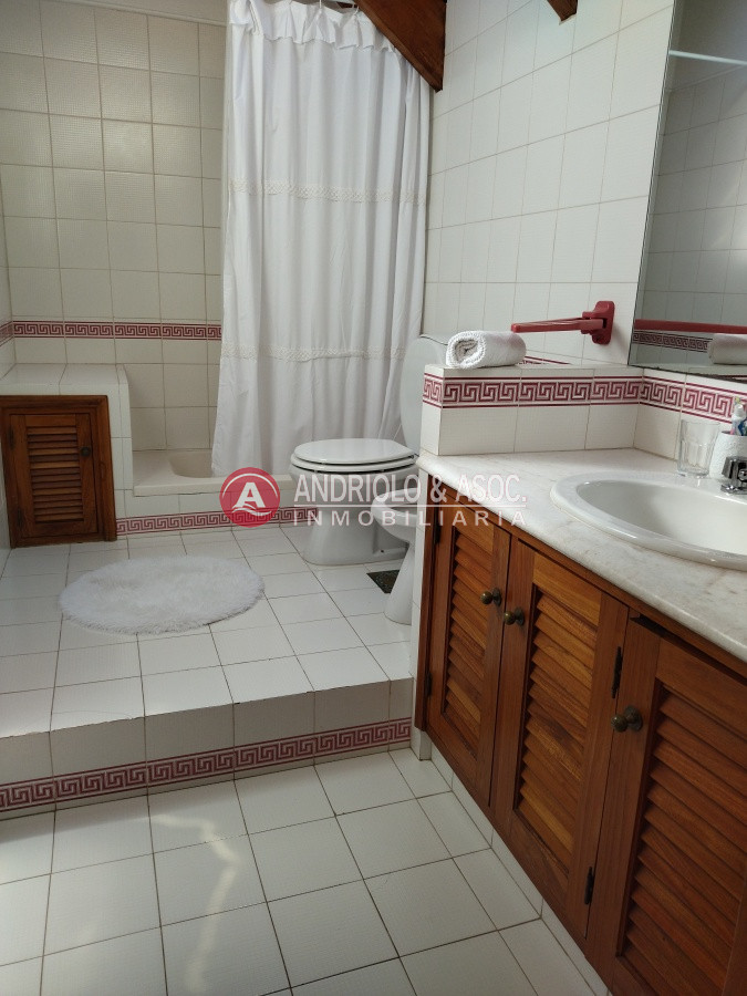 Casa ID.7707 - VENTA DE HERMOSA CASA 5 DORMITORIOS EN SUITE, A METROS DEL MAR.