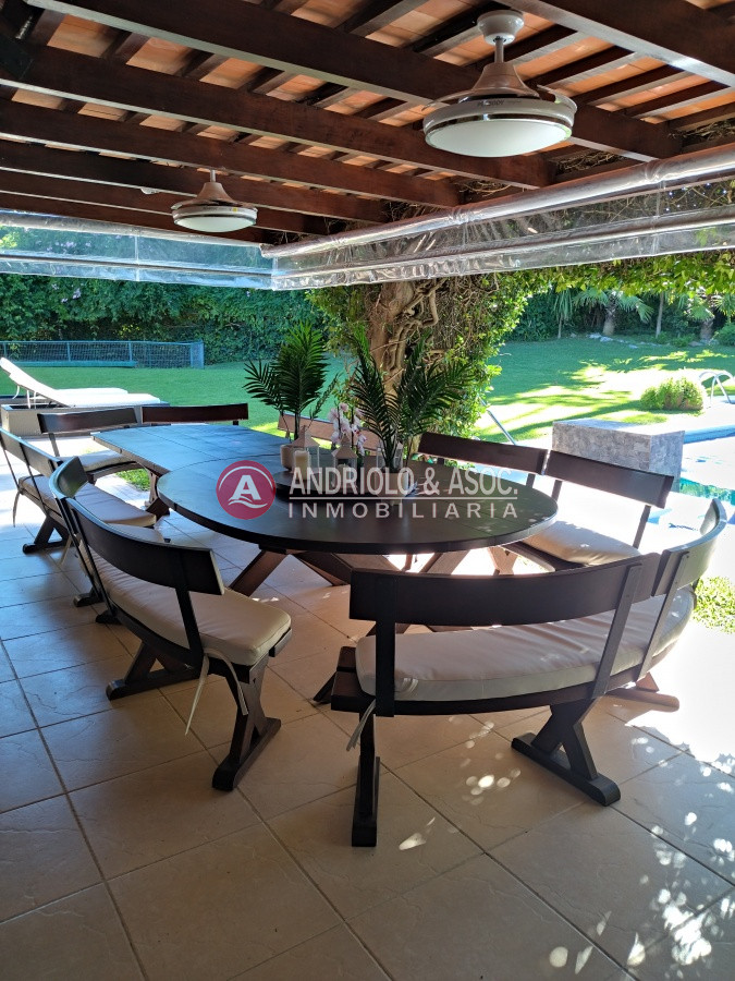 Casa ID.7707 - VENTA DE HERMOSA CASA 5 DORMITORIOS EN SUITE, A METROS DEL MAR.