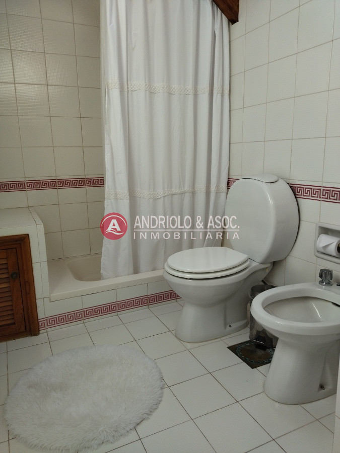 Casa ID.7707 - VENTA DE HERMOSA CASA 5 DORMITORIOS EN SUITE, A METROS DEL MAR.