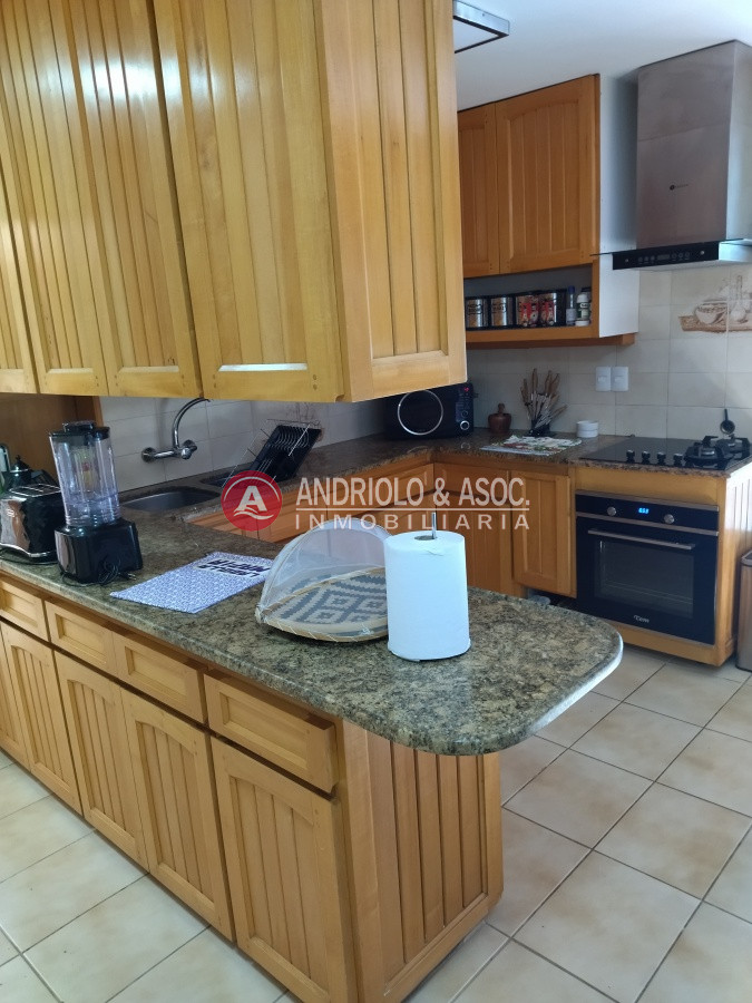 Casa ID.7707 - VENTA DE HERMOSA CASA 5 DORMITORIOS EN SUITE, A METROS DEL MAR.