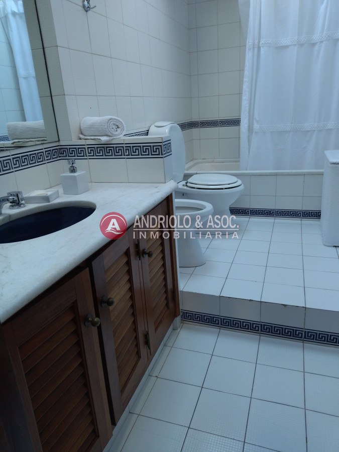 Casa ID.7707 - VENTA DE HERMOSA CASA 5 DORMITORIOS EN SUITE, A METROS DEL MAR.