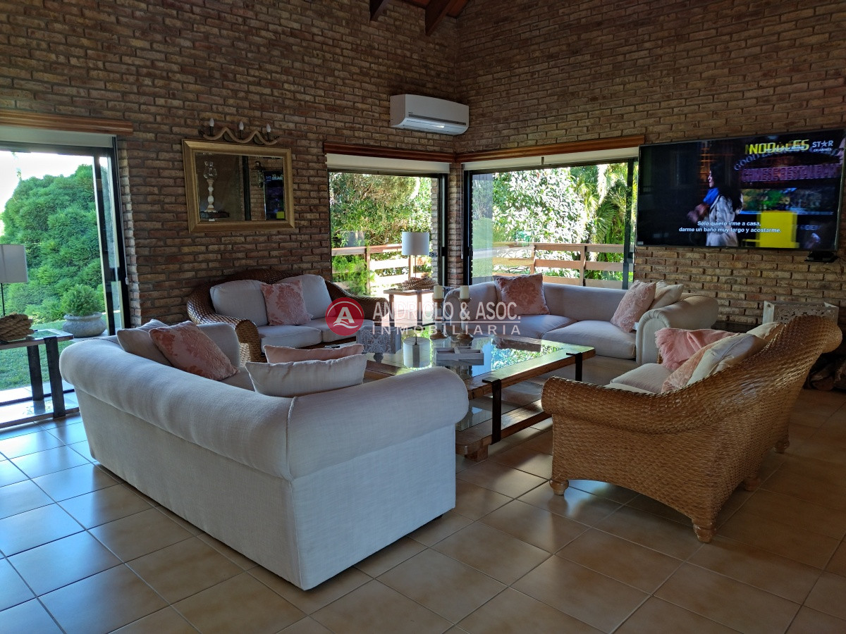 Casa ID.7707 - VENTA DE HERMOSA CASA 5 DORMITORIOS EN SUITE, A METROS DEL MAR.