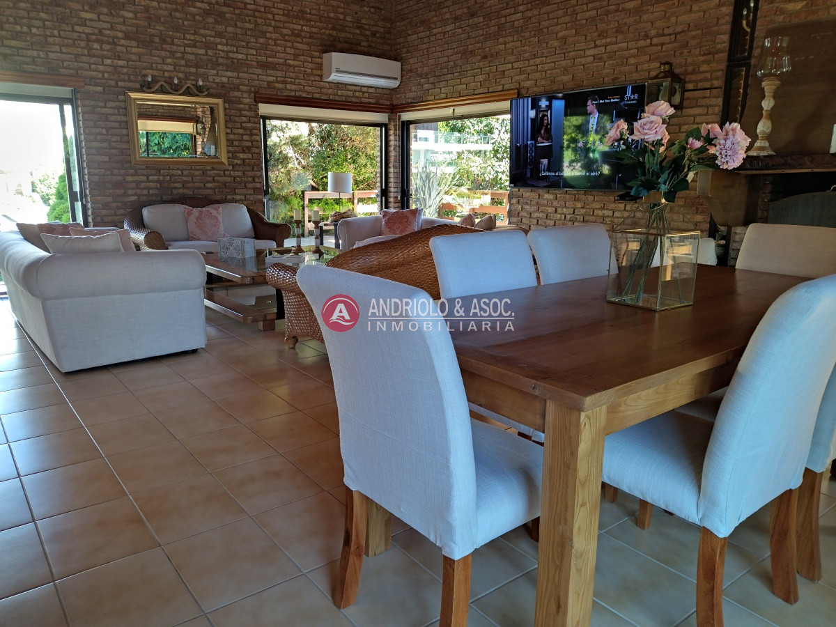 Casa ID.7707 - VENTA DE HERMOSA CASA 5 DORMITORIOS EN SUITE, A METROS DEL MAR.