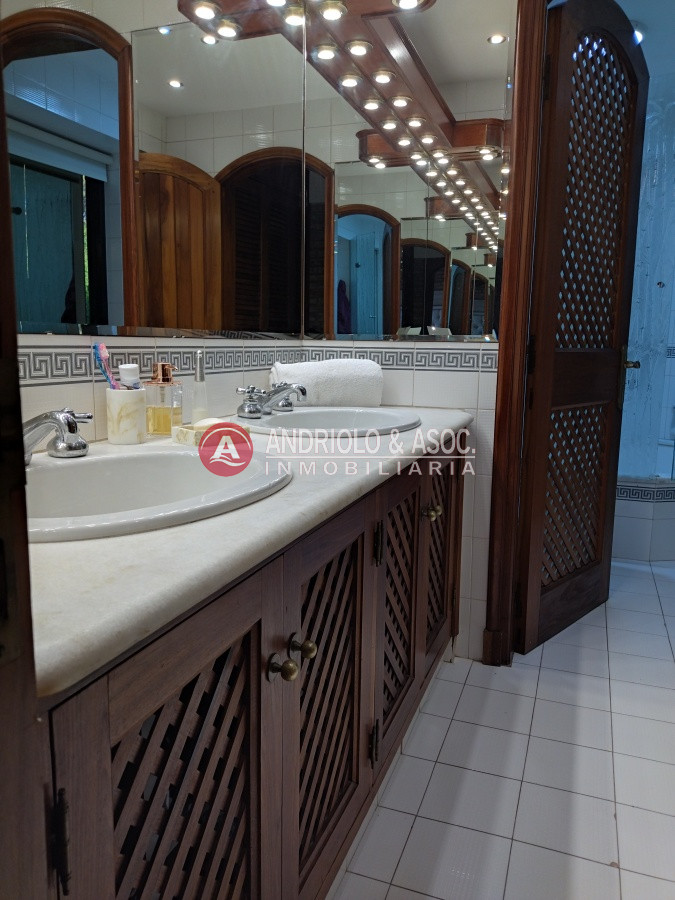 Casa ID.7707 - VENTA DE HERMOSA CASA 5 DORMITORIOS EN SUITE, A METROS DEL MAR.