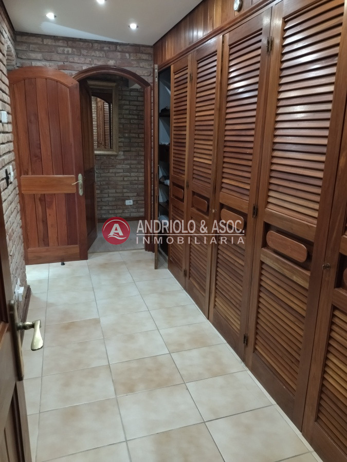 Casa ID.7707 - VENTA DE HERMOSA CASA 5 DORMITORIOS EN SUITE, A METROS DEL MAR.