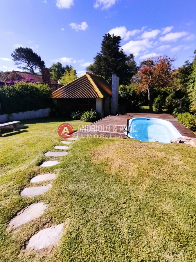 Casa ID.7439 - VENTA DE HERMOSA CASA EN BARRIO PINARES - 3 DORMITORIOS - 