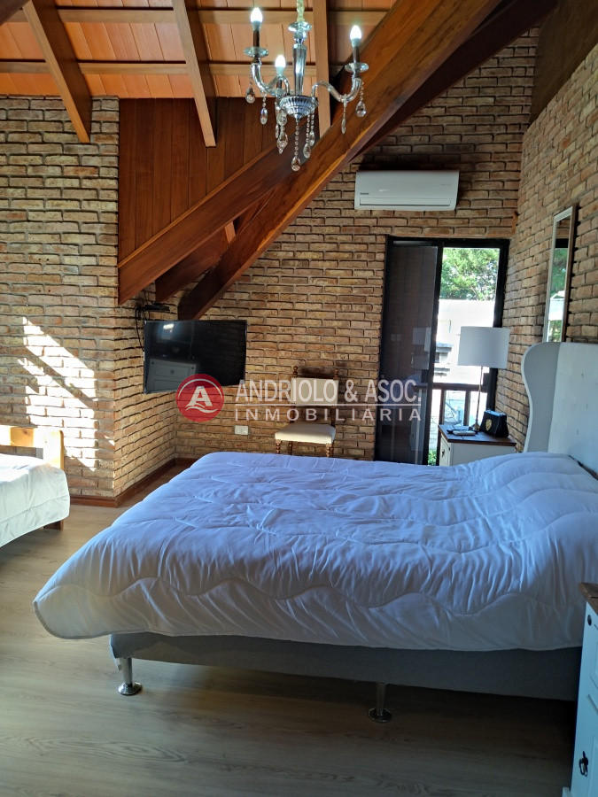 Casa ID.7707 - VENTA DE HERMOSA CASA 5 DORMITORIOS EN SUITE, A METROS DEL MAR.