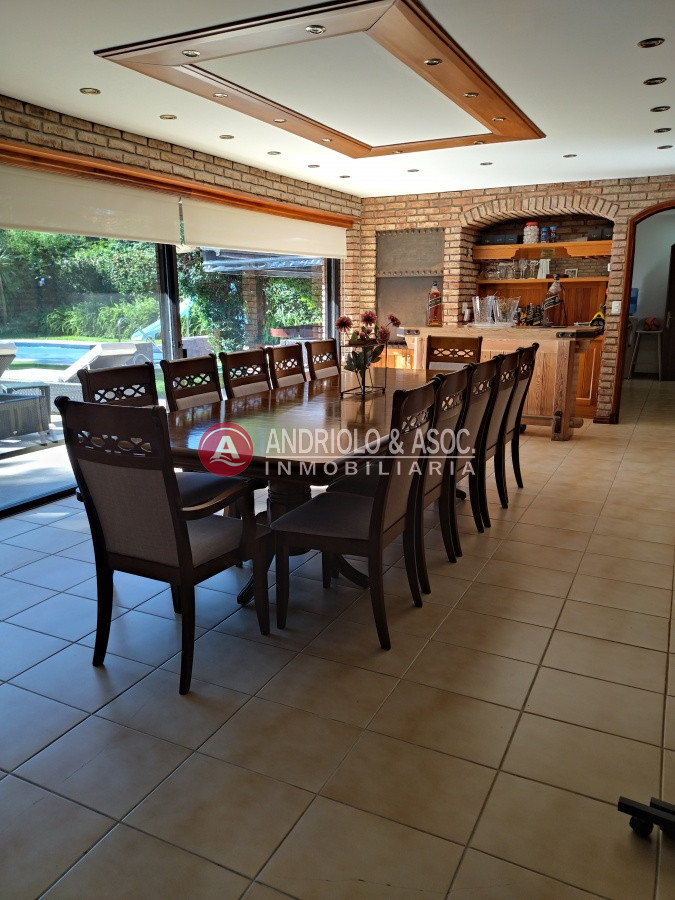 Casa ID.7707 - VENTA DE HERMOSA CASA 5 DORMITORIOS EN SUITE, A METROS DEL MAR.