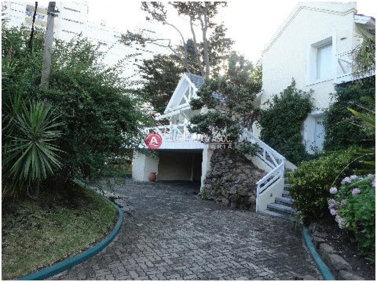 Casa ID.4928 - Hermosa Casa en Playa Mansa consulte!!!!