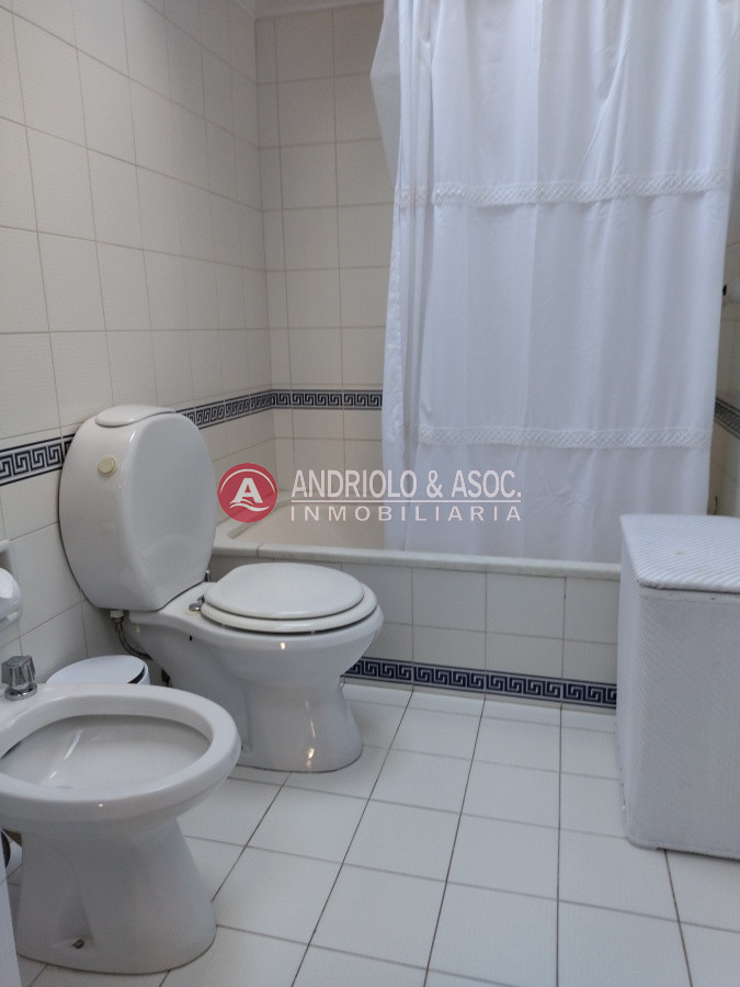 Casa ID.7707 - VENTA DE HERMOSA CASA 5 DORMITORIOS EN SUITE, A METROS DEL MAR.