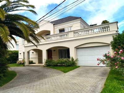 Excelente Casa de 4 Dormitorios y Dependencia con Piscina en Playa Mansa