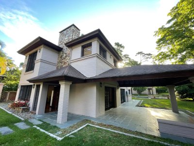 Casa en Venta de 7 Dormitorios en Playa Mansa - Punta del Este 