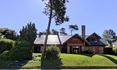 VENTA DE HERMOSA CASA 5 DORMITORIOS EN SUITE, A METROS DEL MAR.