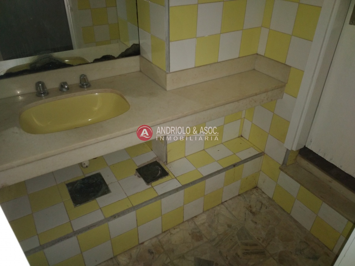Local Comercial ID.6632 - gran local comercial sobre avenida gorlero