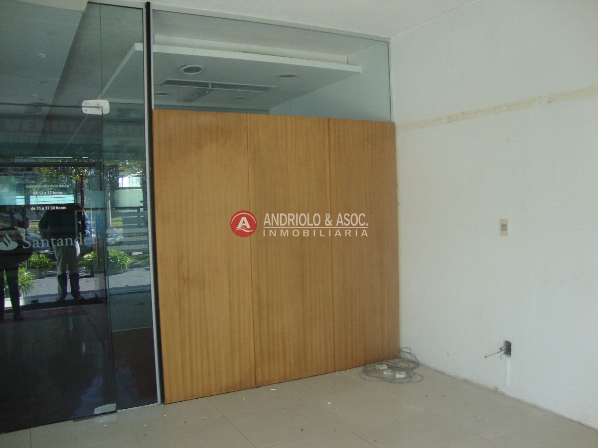 Local Comercial ID.6098 - Local en Punta del Este, Roosevelt