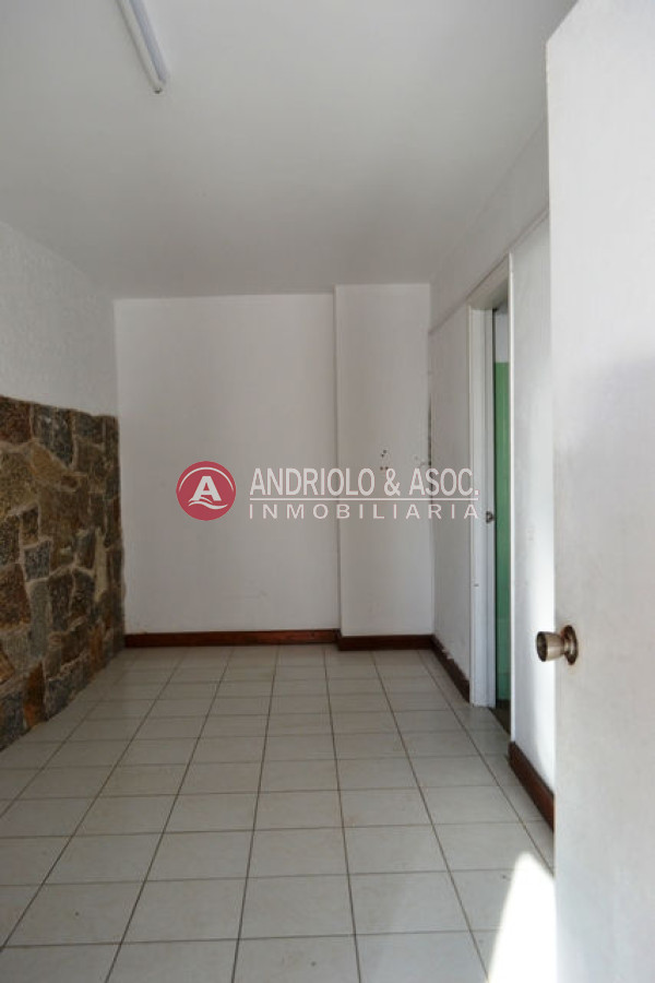 Local Comercial ID.6144 - Local en Punta del Este, Mansa
