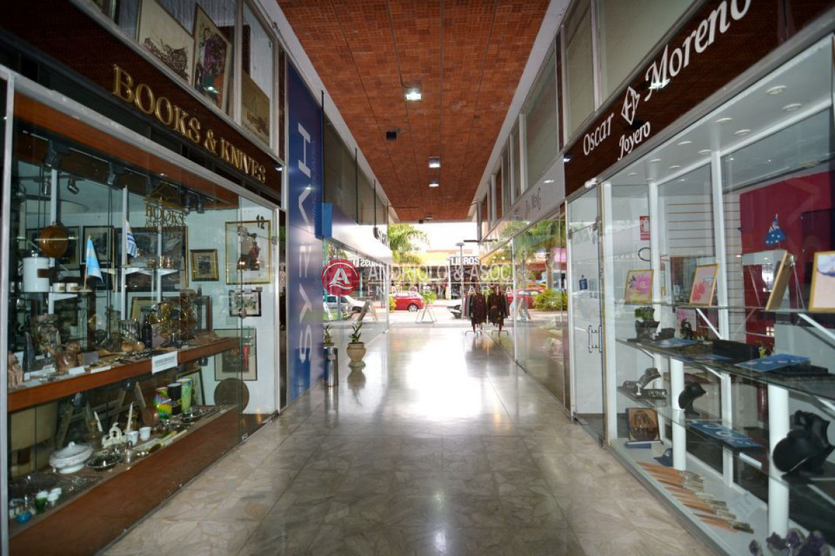 Local Comercial ID.6148 - Local en Punta del Este, Península