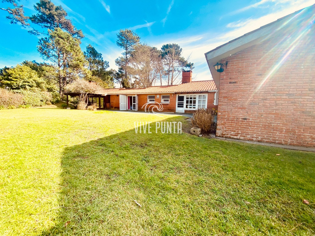 Casa ID.953 - Venta mansa 6 dormitorios y dependencia de servicio