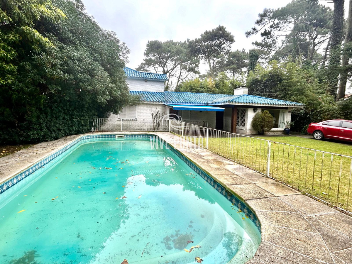 Casa ID.954 - Venta mansa 5 dormitorios, 4 baños y piscina
