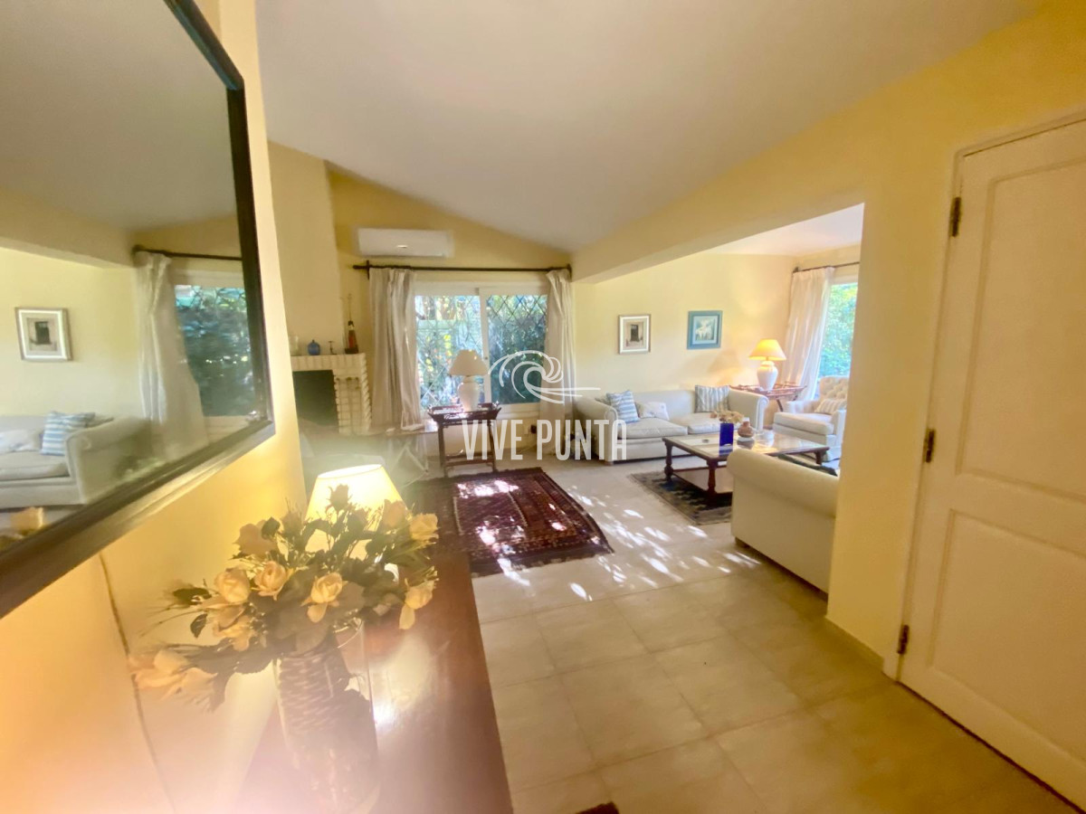 Casa ID.954 - Venta mansa 5 dormitorios, 4 baños y piscina