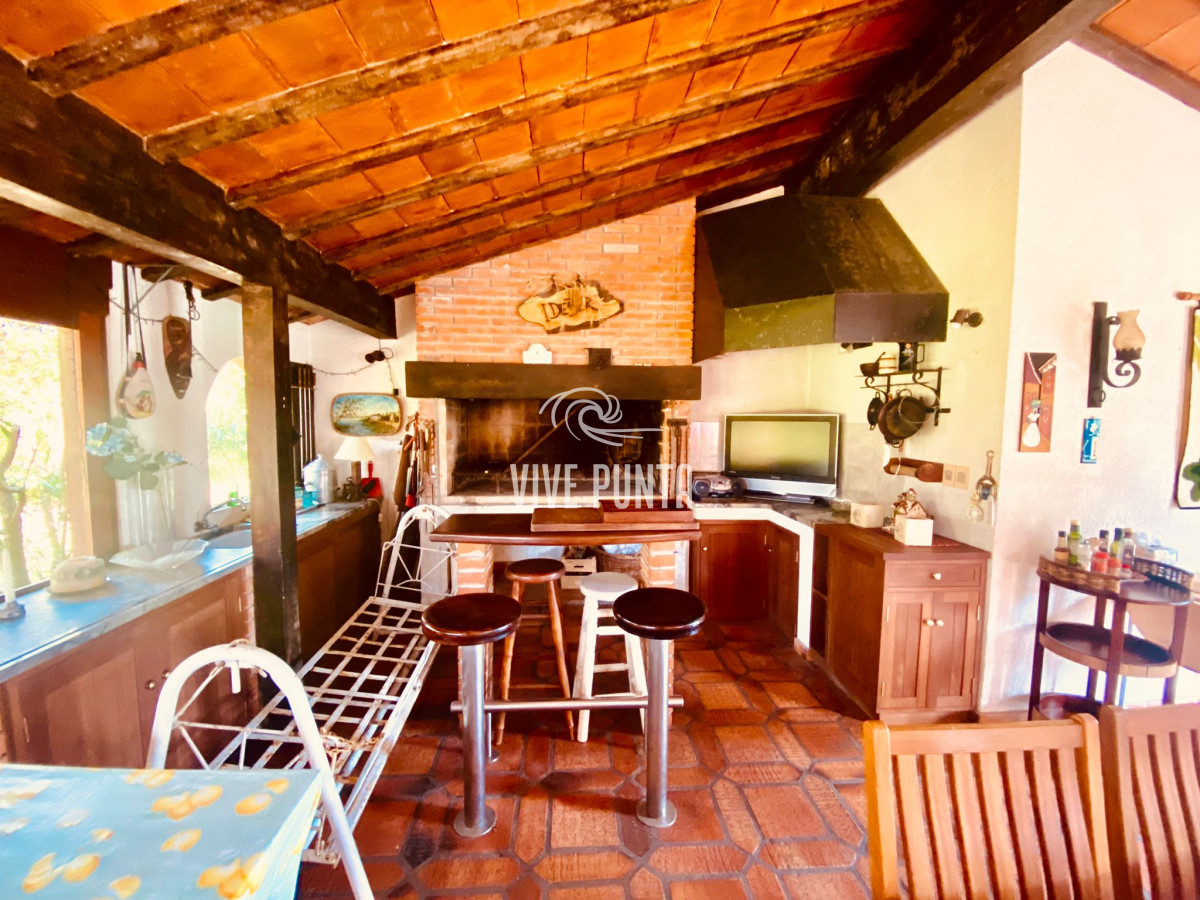 Casa ID.953 - Venta mansa 6 dormitorios y dependencia de servicio