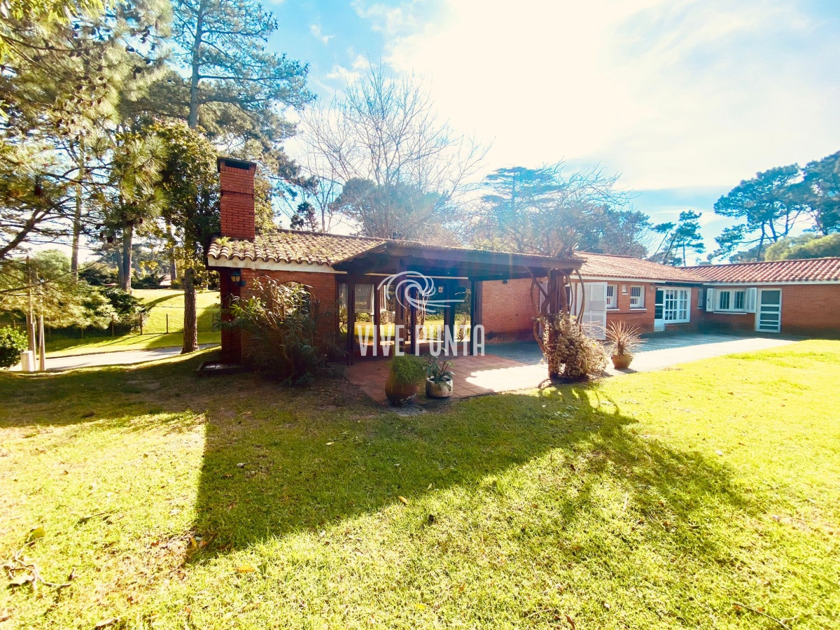 Casa ID.953 - Venta mansa 6 dormitorios y dependencia de servicio